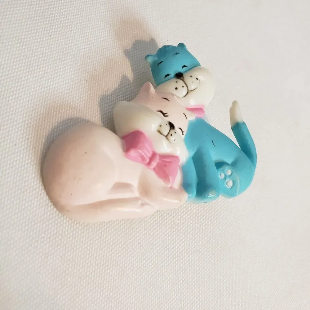 Vintage Pink Kitty Blue Cat Love Plastic Brooch Pin Pinback Girls